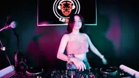 天黑路滑人心复杂 太空旋律弹鼓版 DJR7 DJ美女打碟现场视频